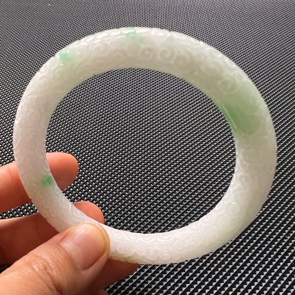 💚💯Authentic unique traditional style carved white Jade bangle translucent - Picture 8 of 14